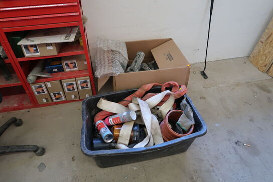 Kasse med løftestroppe, samt div. Reservedele til værktøj m.m.