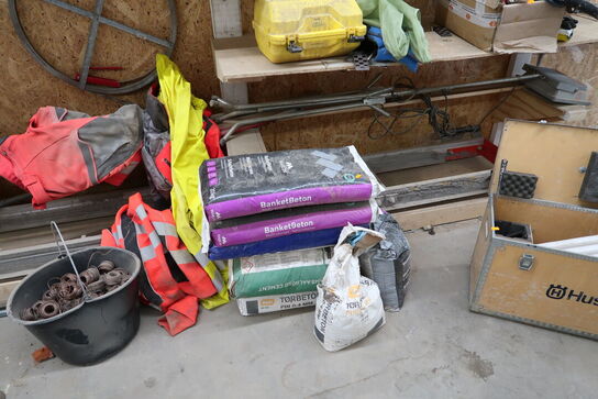 Opbevaringskasse, div. Varelager & værktøj m.m.