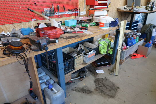 Arbejdsbord med skruestik, div. Værktøj og varelager samt værktøjstavle med indhold
