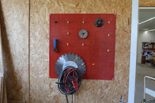 Værktøjstavle med startkabler, savklinge m.m.