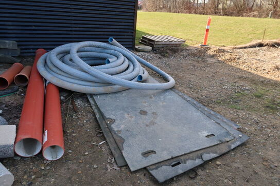 8 stk. køreplader, div. Varelager, palletank, karm m.m.