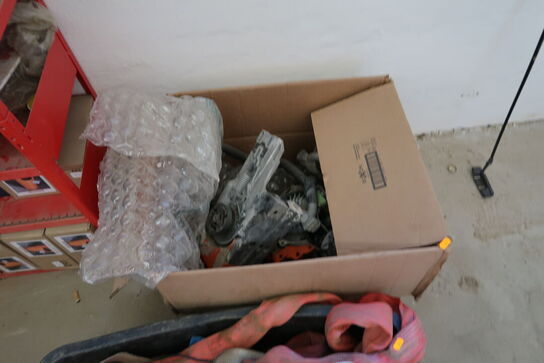 Kasse med løftestroppe, samt div. Reservedele til værktøj m.m.