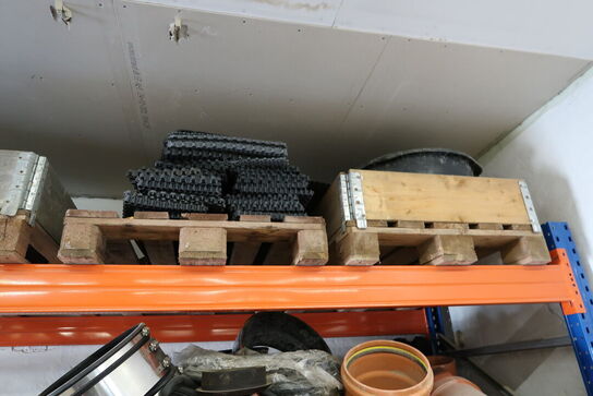 6 stk. paller med div. Varelager m.m. samt div. Dunke