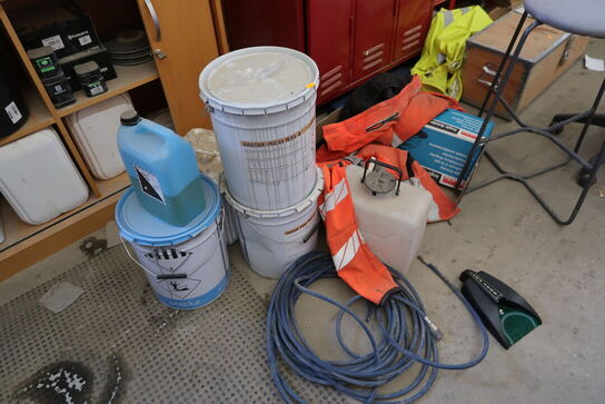 Omklædningsskab, reol/skab med indhold samt div. Varelager