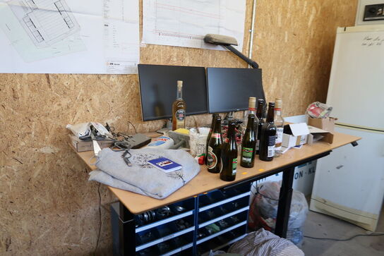 El. hæve/sænke skrivebord med indhold bl.a. 2 stk. computerskærme DELL S2421HN, dockingstation m.m.