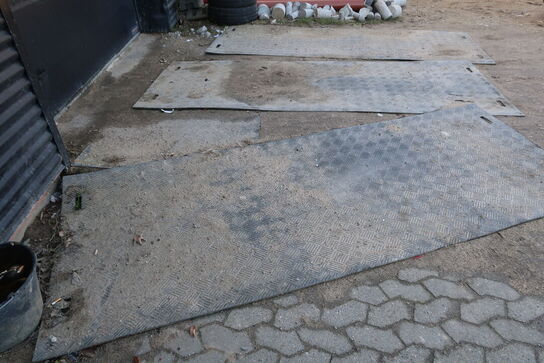 8 stk. køreplader, div. Varelager, palletank, karm m.m.