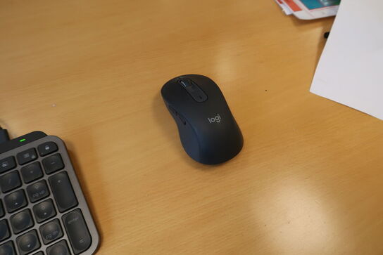 2 stk. computerskærme DELL P2722H, tastatur, mus, dockingstation LENOVO ThinkPad Hybrid USB-C with USB-A