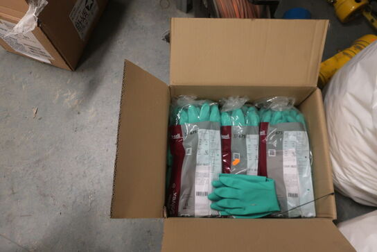 Reoler m. indhold: Værktøj, værnemiddler mv. 