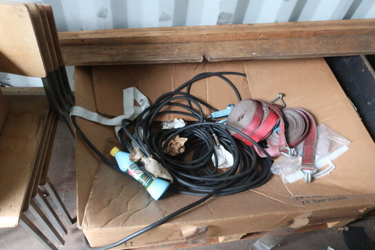 Indhold i container: Faldsikring, vogn mv.