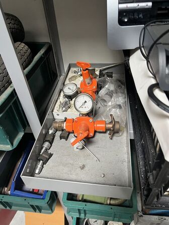 Reol m. indhold: Ventiler, slanger mv.