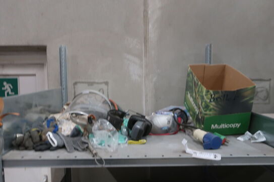 Skraldespande & reol m. indhold: arbejdstøj mv. 