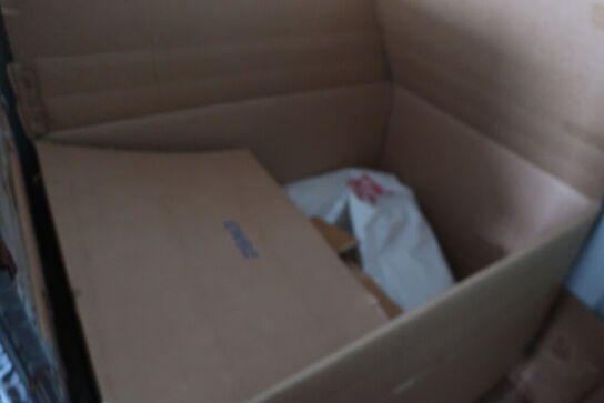 Indhold i container: Dæk, værktøj mv.