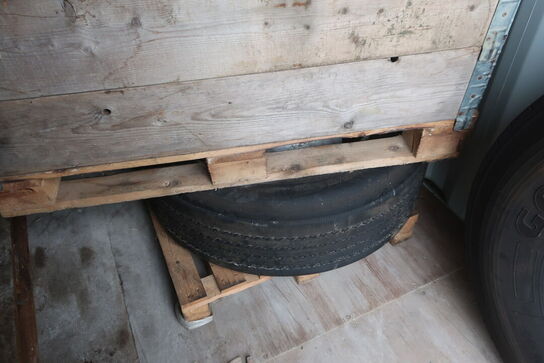 Indhold i container: Dæk, værktøj mv.