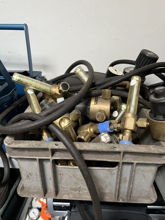 Reol m. indhold: Ventiler, slanger mv.