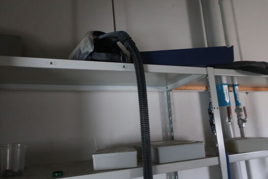 Reol m. indhold: åndeværn mv. 