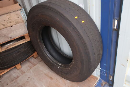 Indhold i container: Dæk, værktøj mv.