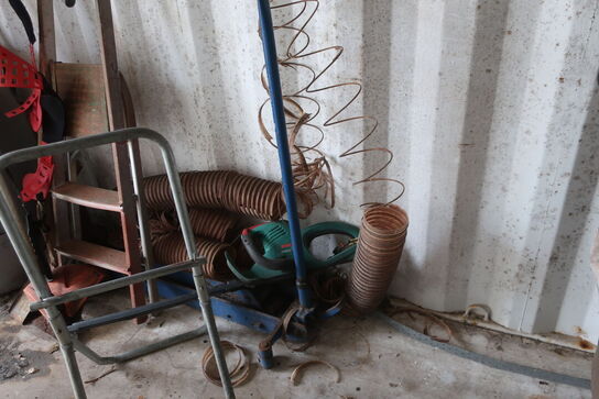 Indhold i container: Værktøj, El-hækkelipper, dunkraft mv.   BOSCH MV. 