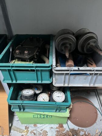 Reol m. indhold: Ventiler, slanger mv.