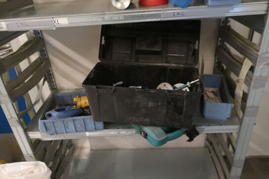 Reoler m. indhold: Værktøj, værnemiddler mv. 