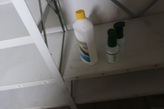 Reol m. indhold: åndeværn mv. 