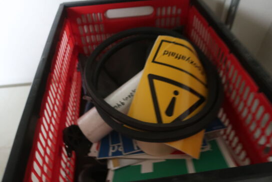 Reol m. indhold: åndeværn mv. 