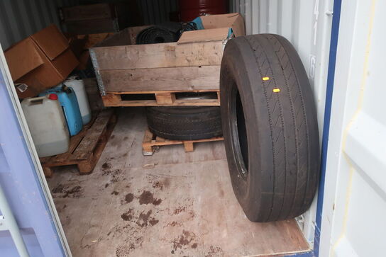 Indhold i container: Dæk, værktøj mv.