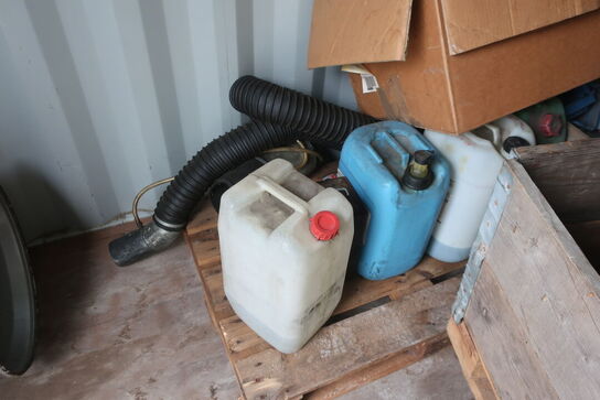 Indhold i container: Dæk, værktøj mv.