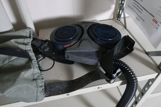 Reol m. indhold: åndeværn mv. 