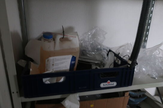 Reol m. indhold: åndeværn mv. 