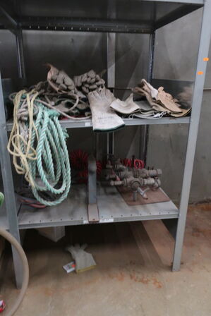 Skraldespande & reol m. indhold: arbejdstøj mv. 