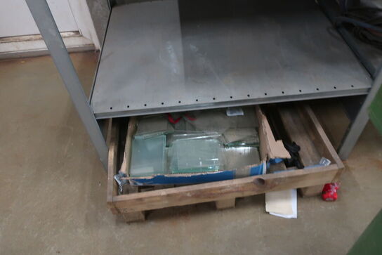 Skraldespande & reol m. indhold: arbejdstøj mv. 