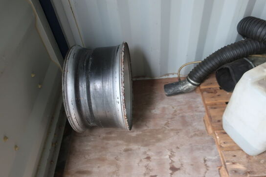 Indhold i container: Dæk, værktøj mv.