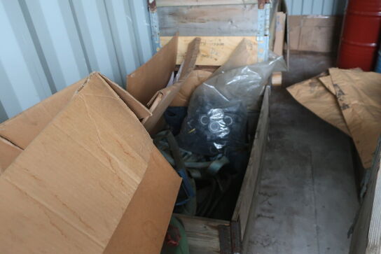 Indhold i container: Dæk, værktøj mv.