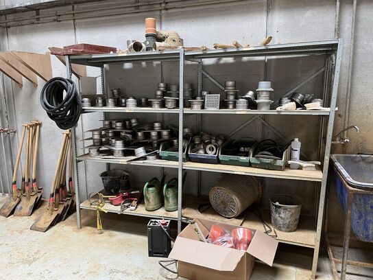 Reol indhold: Afløb, værktøj mv. 