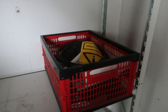 Reol m. indhold: åndeværn mv. 