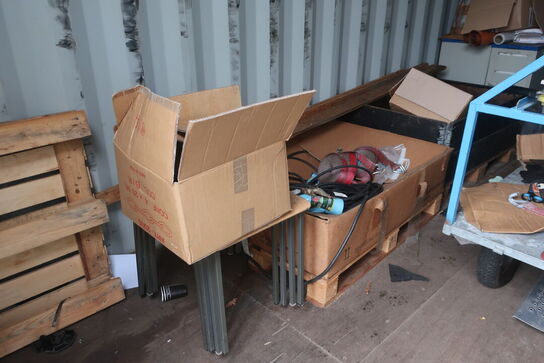 Indhold i container: Faldsikring, vogn mv.