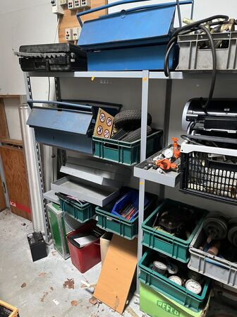 Reol m. indhold: Ventiler, slanger mv.