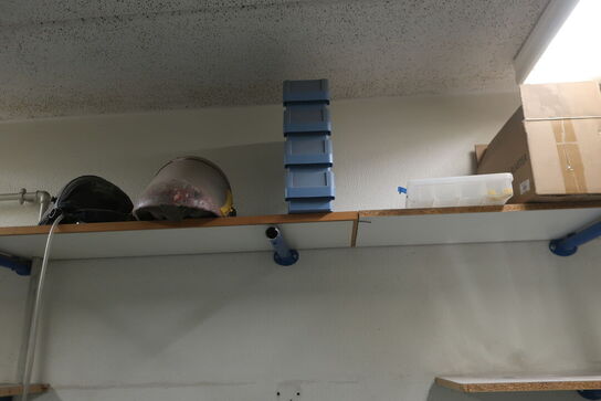 Reoler m. indhold: Værktøj, værnemiddler mv. 