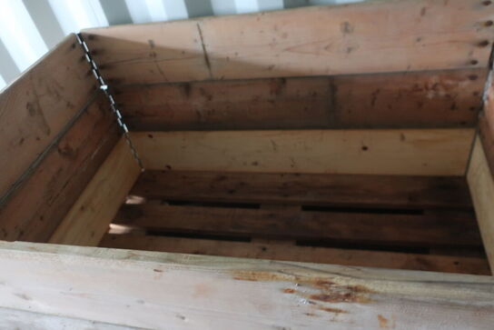 Indhold i container: Dæk, værktøj mv.