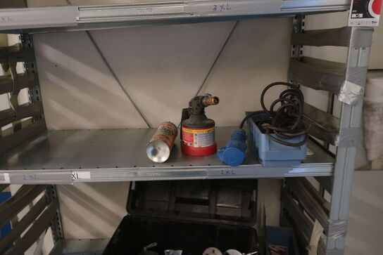 Reoler m. indhold: Værktøj, værnemiddler mv. 