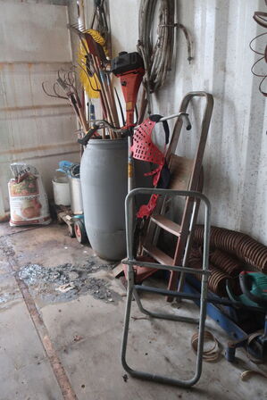 Indhold i container: Værktøj, El-hækkelipper, dunkraft mv.   BOSCH MV. 