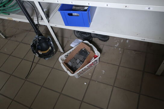 Reol m. indhold: åndeværn mv. 