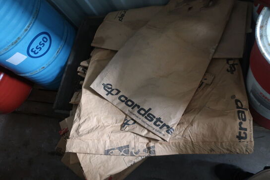 Indhold i container: Dæk, værktøj mv.