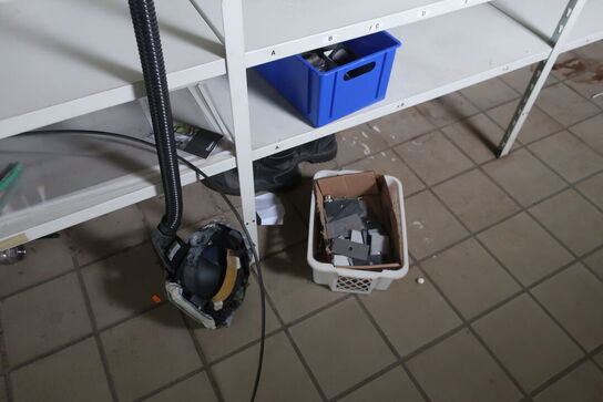 Reol m. indhold: åndeværn mv. 