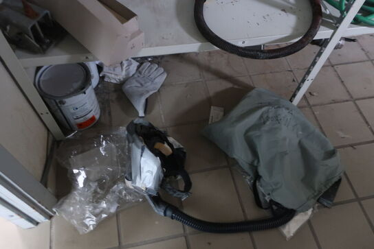 Reol m. indhold: åndeværn mv. 