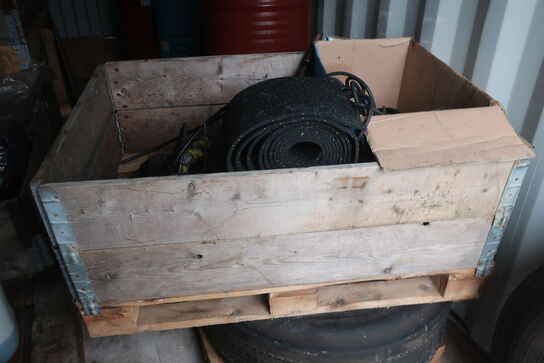 Indhold i container: Dæk, værktøj mv.