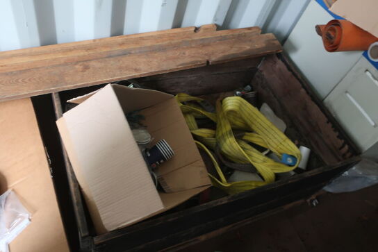 Indhold i container: Faldsikring, vogn mv.