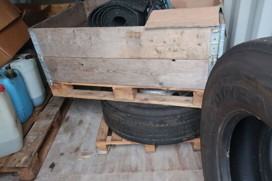 Indhold i container: Dæk, værktøj mv.