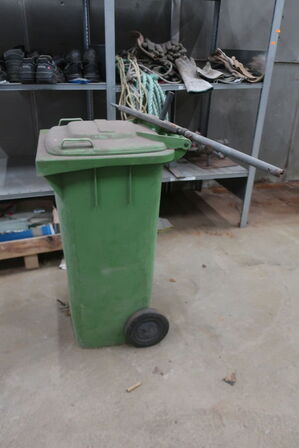 Skraldespande & reol m. indhold: arbejdstøj mv. 
