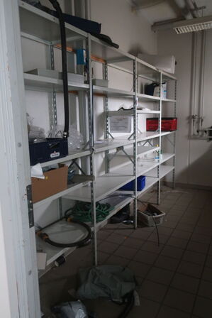 Reol m. indhold: åndeværn mv. 